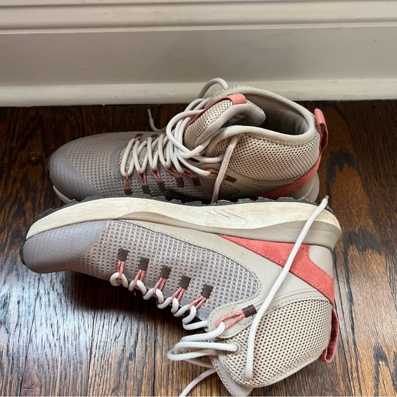 Columbia women’s hiking boots, 8.5 - Picture 4 of 6